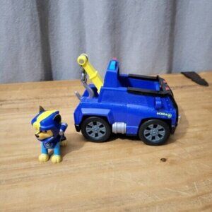 Paw Patrol  Chase'sTow Truck - Figure and Vehicle